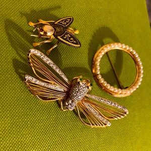 Buy all three vintage brooches ( gold filled ) for the price of one 🐝🦢💫⭐️🍀💫